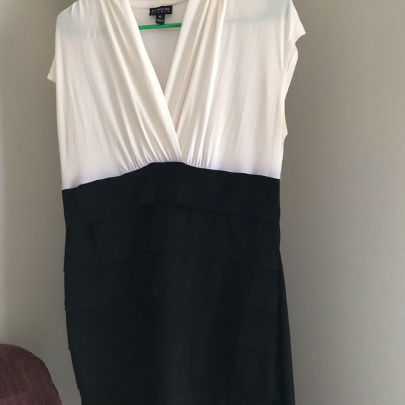 EN FOCUS STUDIO BLACK AND WHITE DRESS - Picture 1 of 10